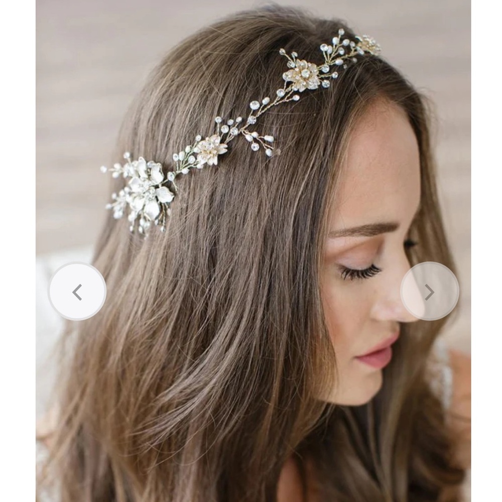 Brides and Hairpins Atiena Halo in 14 k gold